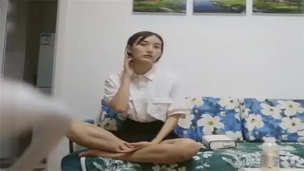 校服妹子雪白巨乳诱惑 舞蹈系甜美校花被千人轮番爆操