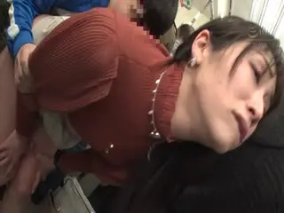 拥挤电车上，天真少年遭巨乳蹭脸挑逗，瞬间化身淫荡野兽！番号NHDTC-090 演员未知
