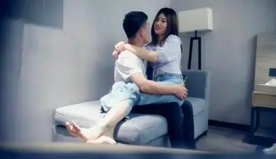 约性感长腿牛仔裤妹子