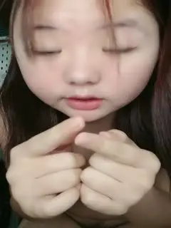 考试结束呆萌小妹露脸镜头前赚外快，拿着新买的跳弹塞进逼里自慰呻吟，听狼友指挥撅着屁股给狼友看骚 穴特写第01集