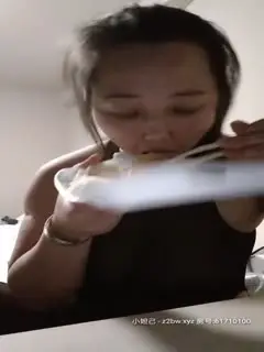 良家辣妈露脸跟小哥酒店开房啪啪，开档黑丝连体情趣装诱惑，大黑牛自慰骚逼听狼友指挥口口大鸡巴，主动上位第01集