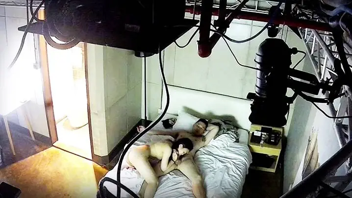 偷拍流出！酒店开房大屌猛男狂干眼镜反差婊