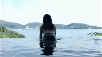隔壁小姐姐是谁?隔壁小姐姐在线视频在哪里在线播放?这一部网红女神福利视频中,隔壁小姐姐穿着黑丝,在泳池里上演湿身诱惑