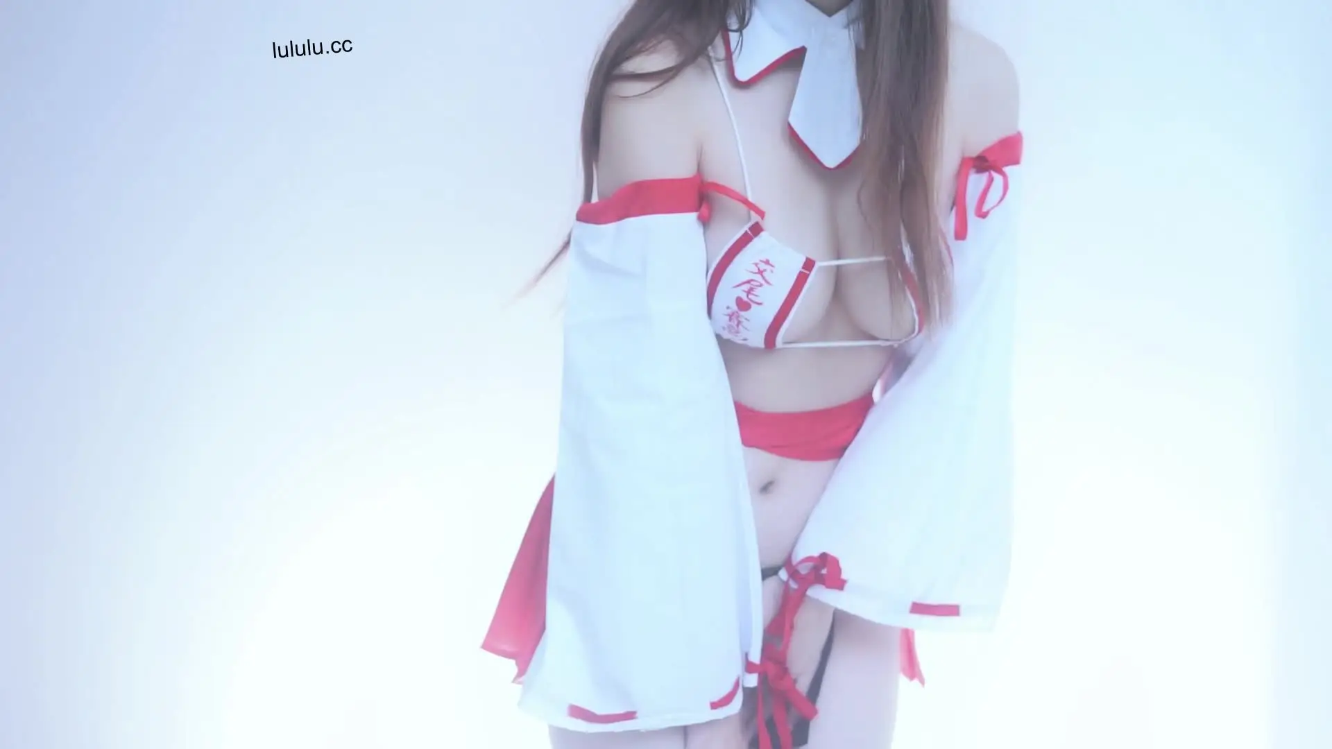神乳少女发骚，剑把当鸡巴