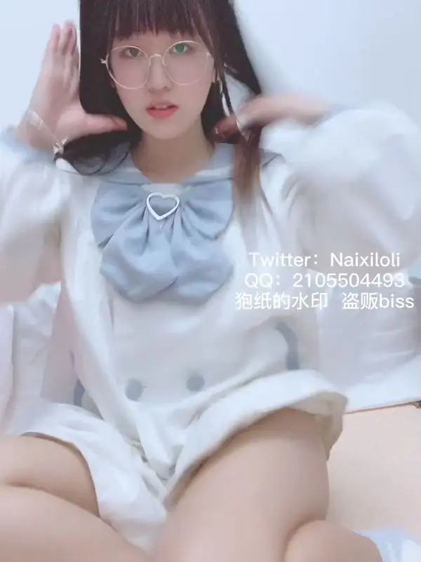 狍崽子-露脸的眼镜少女自拍