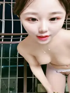 超骚的颜值女主播一根黄瓜玩一天的节奏,从白到黑站在窗前大秀直播,不停抽插骚穴和菊花,浪叫呻吟高潮不止第06集