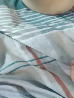 黑丝女仆两个年轻的小骚妹让两小哥床上玩弄，大姨妈都来了还骚呢，道具摩擦激情爆草，给大哥套着包皮吹鸡巴第04集