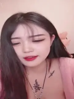 微胖才是极品，全程露脸年轻的颜值天花板大秀直播，身材火辣性感渣女纹身，陪狼友撩骚互动，掰开骚逼看特写第03集