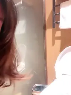 素颜妹子，吃吃饭后全裸洗澡搓泡泡，床上主动掰穴自慰粉色小穴诱惑的很第01集