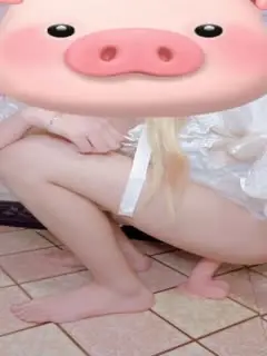 从上面坐上去的姿势插得好深啊，又舒服又疼萌面学妹