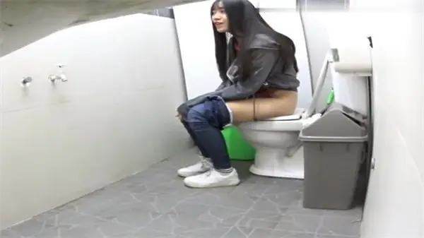 【最新流出】偷拍狂魔潜入女生宿舍厕所，偷装高清设备全程实录！