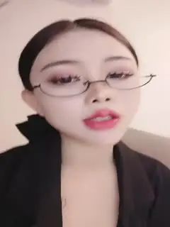 薄纱加持热舞摇起来，眼镜框御姐，大红唇，开档肉丝道具自慰呻吟声销魂第02集