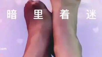 暗里着迷是谁？暗里着迷是推特的网红女神，这一部私人定制视频中，暗里着迷吐着小舌头，津液横流