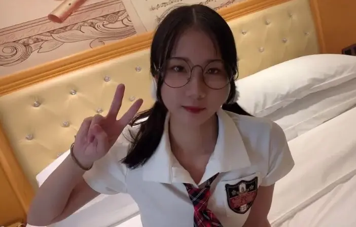 清纯学生制服诱惑！极品嫩妹高清露脸完美出镜