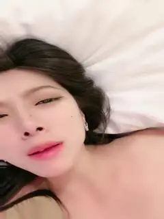 火爆女神！高端酒店约炮第一视角淫乱手指插屁眼！1...