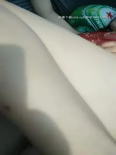 还是那个肚兜少妇露脸天气不错外卖玩个车震，露脸鸡巴上倒上奶让她口，车里激情抽插第06集