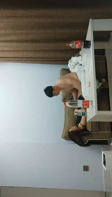 爱情故事：网恋奔现，未婚骚女饱餐后被抱操大屁股，床上猛干高潮迭起