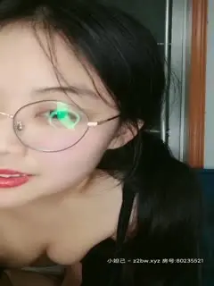 迷人的小少妇每周一啪，让大哥揉着奶子脱了胸罩露脸口口大鸡巴，让大哥带上套子各种抽插后入直接干射叫声骚第01集