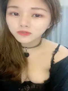 新来的美女终于脱了，全程露脸在狼友的指挥下漏出玩弄骚奶子，逼逼肥美多汁自己抠着给狼友看浪叫呻吟好骚啊第03集
