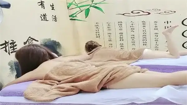 按摩店香艳趣事：肤白貌美大白腿美女激情4P高潮迭起