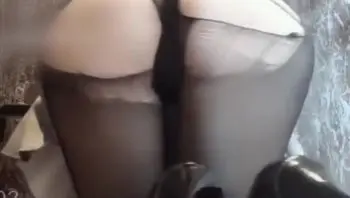 隔壁小姐姐是谁?隔壁小姐姐私拍福利在哪里在线播放?这一部网红女神福利视频中,隔壁小姐姐穿着黑丝,在浴室里上演湿身诱惑