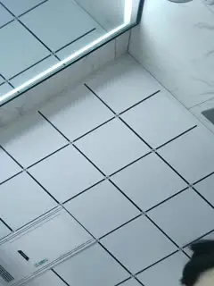 哺乳期良家小奶妈自己一个人在家带孩子直播挣外快，漏着奶子做饭给狼友看，奶子自己往外流互动撩骚掰开看逼第02集