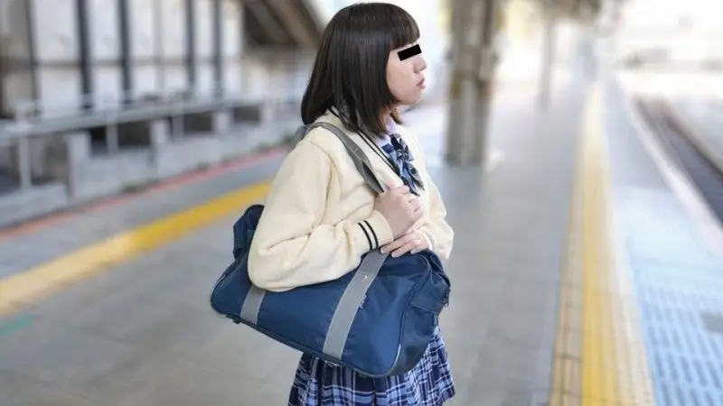 制服少女山中しおり用餐惨遭饥渴男偷窥实录 10musume_030125_01
