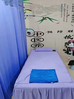 养生馆里勾搭性感女技师，撩骚互动口交大鸡巴，扒光了开草，按摩床上大鸡巴各种抽插，叫的好骚精彩不要错过第01集