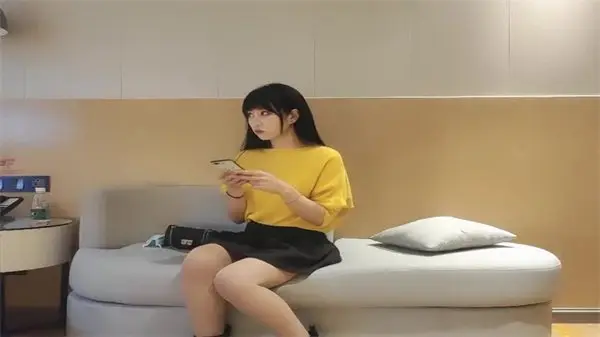 00后清纯学妹温顺侍奉，猛男鸭哥激情调教娇嫩身姿