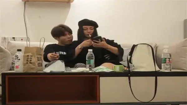 长腿尤物遭全方位玩弄，嫩穴被操到淫水四溅