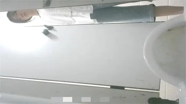 厕所偷拍新流出全景第三弹，偷窥视角刺激无限！