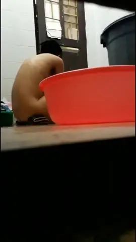 邪恶的房东躲在梳妆台下面偷拍下班的打工妹回来洗澡~邪恶的房东躲在梳妆台下面偷拍下班的打工妹回来洗澡