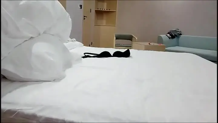 跟女同事出差酒店激情放纵，沙发上扒光吃奶玩逼，给狼友掰开看骚穴，口交大鸡巴床上放肆抽插浪叫呻吟不止