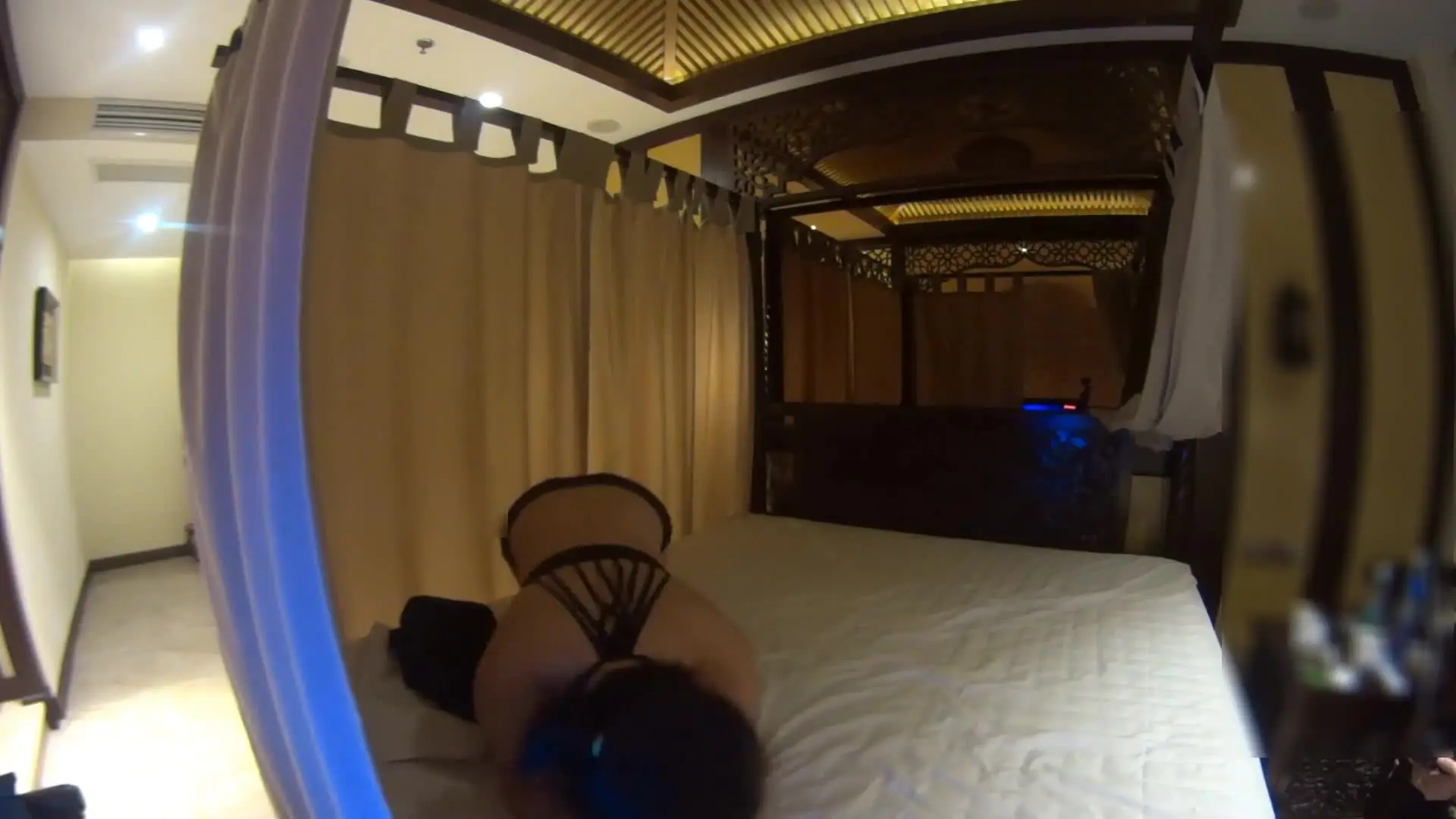 爱好摄影的老板古典主题房约了一位身材丰腴性感的公关女先拍人体写真