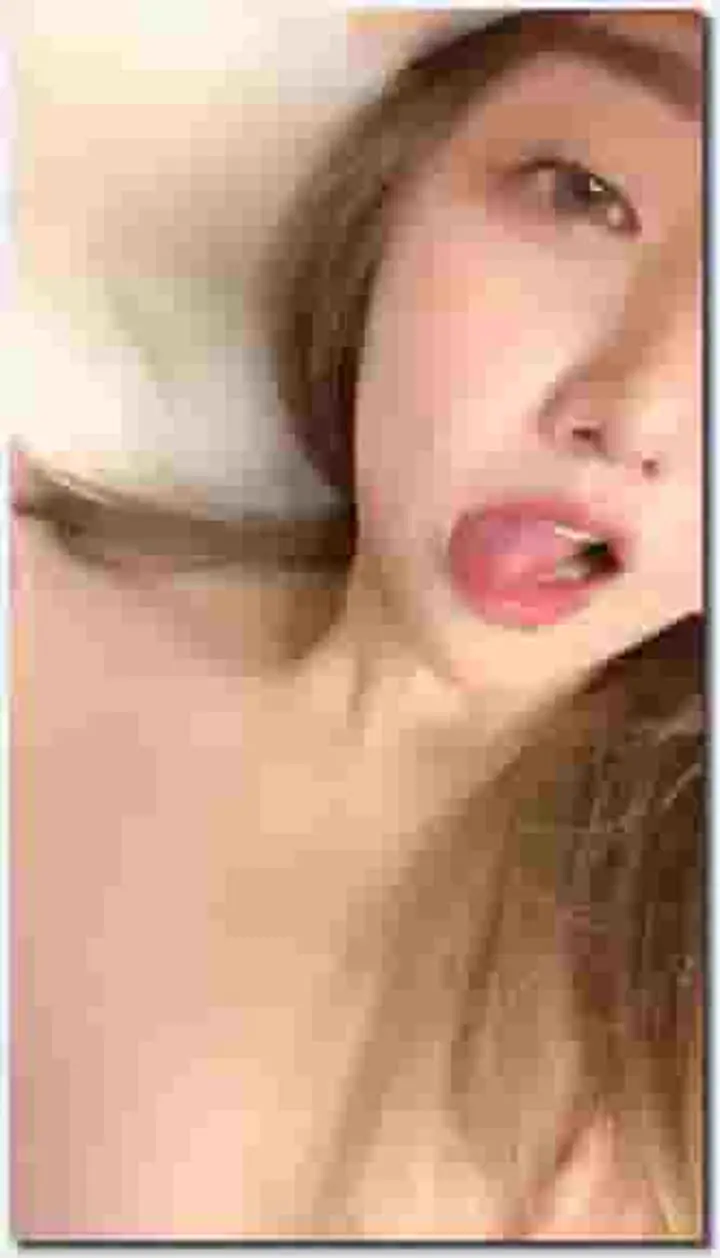 鸭舌帽酒窝甜美女神小姐姐大尺度秀，近距离特写手指扣弄拍打，没几下就流出水来，跳蛋震动阴蒂呻吟很好听