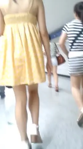 一路跟踪偷拍连衣裙美女 竟然是个没穿内裤的大骚货