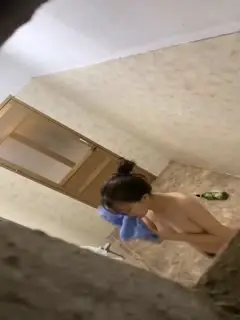 窥漂亮邻居洗澡