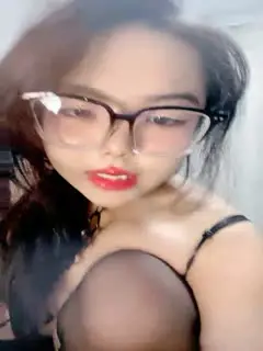 【我还是个处】肉欲系美女，丰乳肥臀黑白丝袜，掰开肥穴特写。