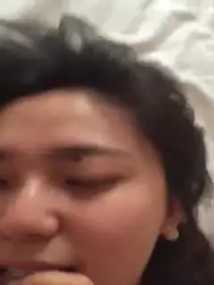 妞儿被操得淫声乱叫，表情真骚