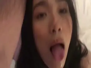 贪婪的吞吃精液.
