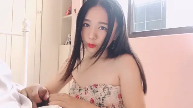 饥渴少妇随机抽取一名男子带回房间做爱