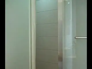 超极品的美女模特被摄影师花钱在宾馆边拍摄高清裸照，边被爆操的!