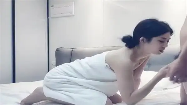 天天去探花甜美大长腿兼职嫩妹洗完澡继续第二炮