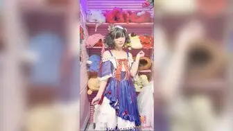 角色扮演可愛美少女為了增加粉絲出賣肉體的白雪公主