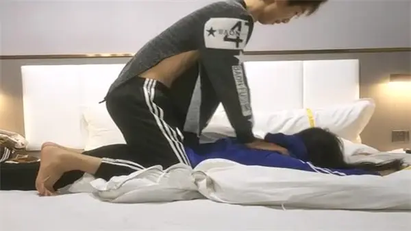 极品良家眼镜妹互相按摩调情