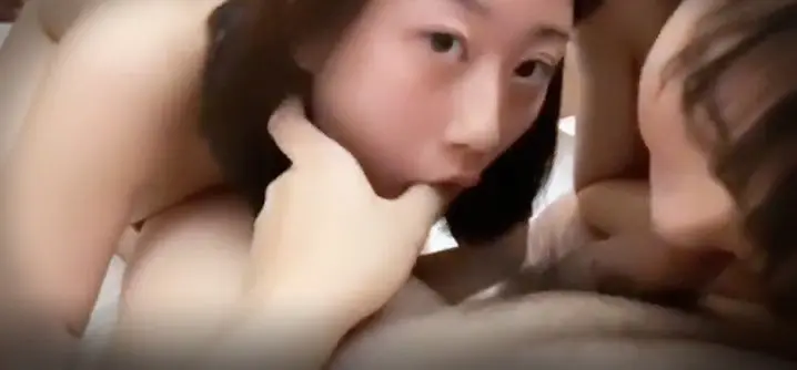 SWAG『venusbabe』姊妹丼的诱惑 舌头运用得很好很有技巧 你要试一下吗