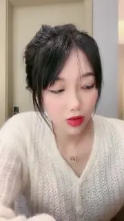 楚楚女神性感开撩，火辣热舞抖奶翘臀，互动撩骚揉奶玩逼