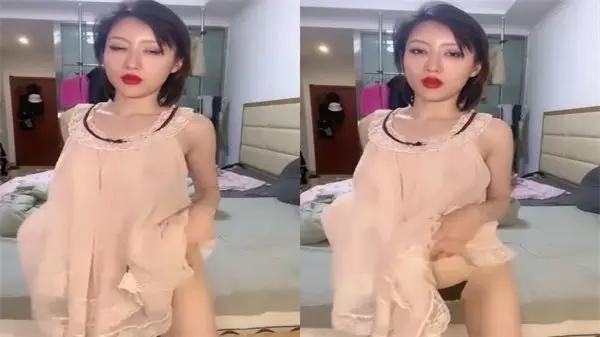 饥渴长腿苗窕大奶御姐口交伺候狼友激情操