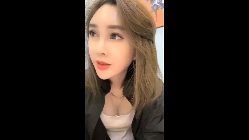 9分颜值美御姐难得3P名场面两人活不太行一个直接口射了边操边吃屌搞不了几下缴枪