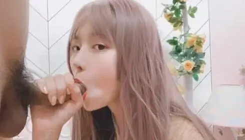 超高颜值美少女最新性爱自拍流出，猛烈后入爆操~
